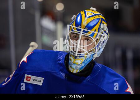 17. April 2024: Rochester-Amerikaner Devon Levi (27) skatet in der ersten Periode gegen die Toronto Marlies. Die Rochester Americans veranstalteten die Toronto Marlies in einem Spiel der American Hockey League in der Blue Cross Arena in Rochester, New York. (Jonathan Tenca/CSM) Stockfoto