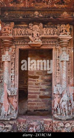 Eingang des Ruinentempels des großen Surang Tempels, Dudhai Gruppe von Tempeln, Lalitpur, Uttar Pradesh, Indien. Stockfoto
