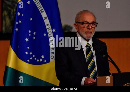 Bogota, Kolumbien. April 2024. Der brasilianische Präsident Luis Inacio Lula da Silva nimmt an der Eröffnungszeremonie der Bogota International Book Fair FILBO am 17. April 2024 in Bogota, Kolumbien, Teil. Foto: Cristian Bayona/Long Visual Press Credit: Long Visual Press/Alamy Live News Stockfoto