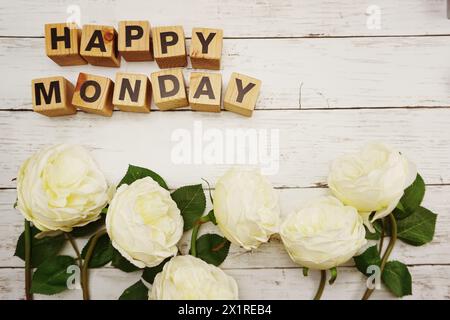 Happy monday Buchstaben mit Pfingstrose Blume auf hölzernem Hintergrund Stockfoto