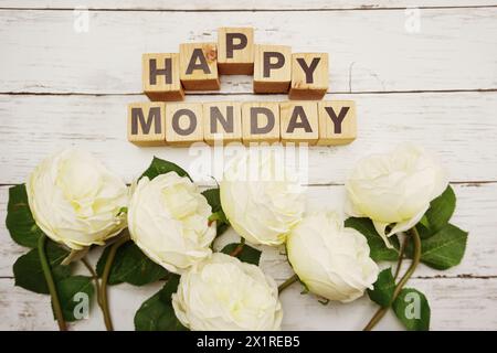 Happy monday Buchstaben mit Pfingstrose Blume auf hölzernem Hintergrund Stockfoto