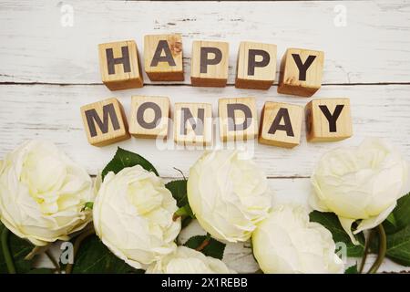 Happy monday Buchstaben mit Pfingstrose Blume auf hölzernem Hintergrund Stockfoto
