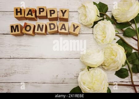 Happy monday Buchstaben mit Pfingstrose Blume auf hölzernem Hintergrund Stockfoto