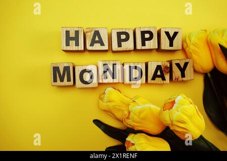 Happy monday mit gelber Tulpenblüte auf gelbem Hintergrund Stockfoto