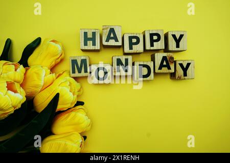 Happy monday mit gelber Tulpenblüte auf gelbem Hintergrund Stockfoto