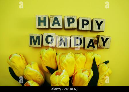 Happy monday mit gelber Tulpenblüte auf gelbem Hintergrund Stockfoto