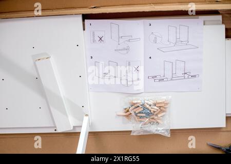 Anleitung zum Zusammenbau von Möbeln mit allen vorhandenen Einzelteilen. Montage von Möbeln. Stockfoto