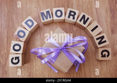 Guten Morgen Holzbuchstabe Alphabet auf Holzhintergrund Stockfoto