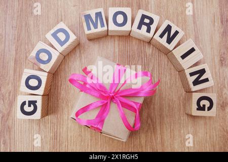Guten Morgen Holzbuchstabe Alphabet auf Holzhintergrund Stockfoto