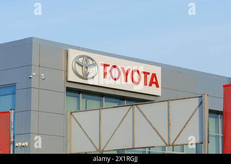 Tyumen, Russland, 2. März 2024: Toyota-Logo-Zeichen gegen Blue Sky. Selektiver Fokus Stockfoto