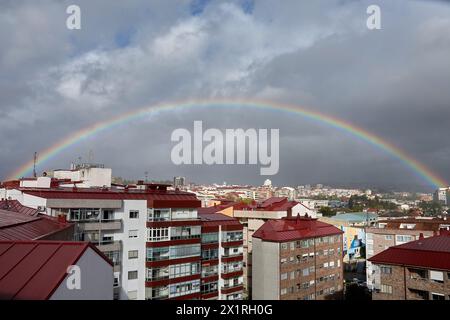 Stadtlandschaft nach dem Regen, die einen wunderschönen Regenbogen zieht Stockfoto