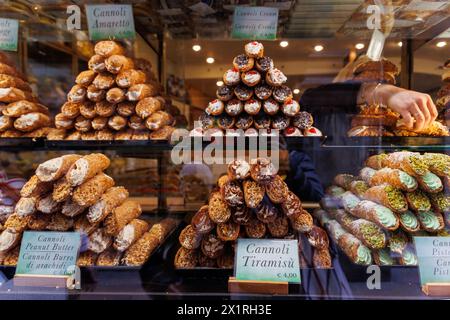 Venedig, Italien, 2024.03.29: Köstliches Cannoli-Gebäck mit verschiedenen Belägen zum Verkauf in einem Café, Deli oder Bäckerei Stockfoto