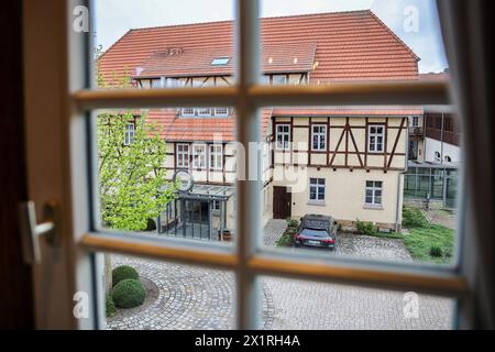 Blankenhain, Deutschland. April 2024. Blick auf Spa & Golfresort Weimarer Land. Vom 26. Bis 31. Mai absolviert die Nationalmannschaft ihr Trainingslager für die Fußball-Europameisterschaft in Blankenhain. Hinweis: Jan Woitas/dpa – WICHTIGER HINWEIS: gemäß den Vorschriften der DFL Deutscher Fußball-Liga und des DFB Deutscher Fußball-Bundes ist es verboten, im Stadion und/oder des Spiels aufgenommene Fotografien in Form von sequenziellen Bildern und/oder videoähnlichen Fotoserien zu verwenden oder zu nutzen./dpa/Alamy Live News Stockfoto