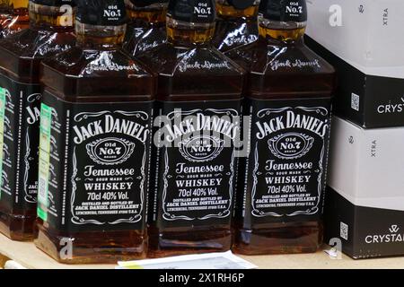 Tyumen, Russland-18. März 2024: Sammlung verschiedener Bourbon-Jim-Beam-Flaschen ordentlich in einem Ladenregal angeordnet Stockfoto