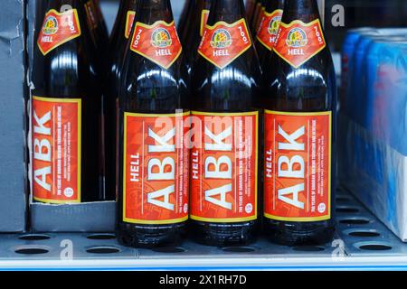 Tyumen, Russland-02. März 2024: ABK-Lagerbierflaschen schließen das Supermarktregal Stockfoto