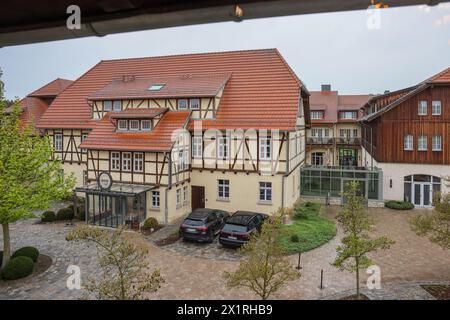 Blankenhain, Deutschland. April 2024. Blick auf Spa & Golfresort Weimarer Land. Vom 26. Bis 31. Mai absolviert die Nationalmannschaft ihr Trainingslager für die Fußball-Europameisterschaft in Blankenhain. Hinweis: Jan Woitas/dpa – WICHTIGER HINWEIS: gemäß den Vorschriften der DFL Deutscher Fußball-Liga und des DFB Deutscher Fußball-Bundes ist es verboten, im Stadion und/oder des Spiels aufgenommene Fotografien in Form von sequenziellen Bildern und/oder videoähnlichen Fotoserien zu verwenden oder zu nutzen./dpa/Alamy Live News Stockfoto