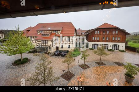 Blankenhain, Deutschland. April 2024. Blick auf Spa & Golfresort Weimarer Land. Vom 26. Bis 31. Mai absolviert die Nationalmannschaft ihr Trainingslager für die Fußball-Europameisterschaft in Blankenhain. Hinweis: Jan Woitas/dpa – WICHTIGER HINWEIS: gemäß den Vorschriften der DFL Deutscher Fußball-Liga und des DFB Deutscher Fußball-Bundes ist es verboten, im Stadion und/oder des Spiels aufgenommene Fotografien in Form von sequenziellen Bildern und/oder videoähnlichen Fotoserien zu verwenden oder zu nutzen./dpa/Alamy Live News Stockfoto