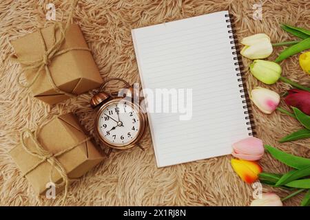 Raumkopie auf Notizbuch und Blumenmotiv Stockfoto