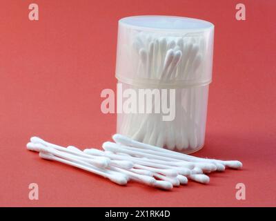 Weiße Baumwollknospe auf rotem Hintergrund Stockfoto