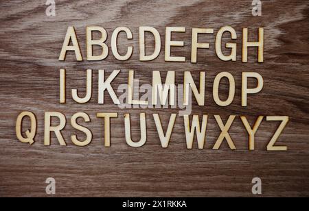 A-Z-Alphabet auf hölzernem Hintergrund Stockfoto