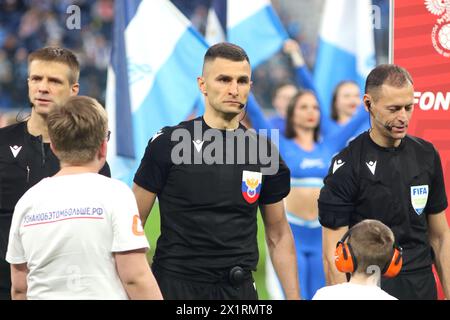 Sankt Petersburg, Russland. April 2024. Der Hauptschiedsrichter des Spiels, Alexej Sukhoi, wurde während des russischen Fußballspiels 2023/2024 zwischen Zenit Sankt Petersburg und Spartak Moskau in der Gazprom Arena in Aktion gesehen. Endpunktzahl: Zenit 0:0 Spartak. (Foto: Maksim Konstantinov/SOPA Images/SIPA USA) Credit: SIPA USA/Alamy Live News Stockfoto