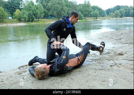 Rettungsschwimmer zeigt die Position des ertrinkenden Körpers, bevor er die Reanimation durchführt, indem er mit den Händen auf die Brust eines Ertrinkenden drückt. August 2018. Kiew, Ukrainisch Stockfoto