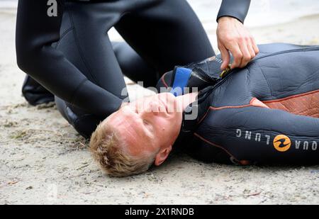 Rettungsschwimmer zeigt die Position des ertrinkenden Körpers, bevor er die Reanimation durchführt, indem er mit den Händen auf die Brust eines Ertrinkenden drückt. August 2018. Kiew, Ukrainisch Stockfoto