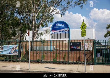 Die australische Grundschule Banks Public School befindet sich im Stadtteil St Clair in Sydney und liegt an der Banks Road, Western Sydney, NSW, Australien Stockfoto