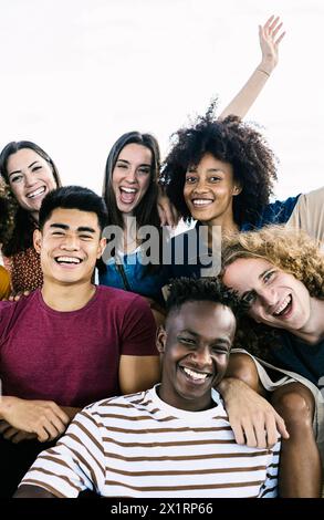 Porträt verschiedener College-Freunde, die auf der Stadtreppe sitzen Stockfoto