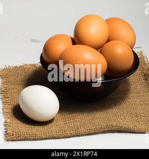 Hühnereier isoliert blasen, Nahaufnahme Ei auf weißem Hintergrund. Stockfoto