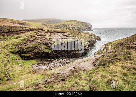 Spektakuläre Landschaft an der Südspitze der Isle of Ma, n mit Robben und sich brütenden Seevögeln, getrennt von der Hauptinsel durch den Calf Sound. Stockfoto