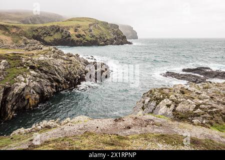 Spektakuläre Landschaft an der Südspitze der Isle of Ma, n mit Robben und sich brütenden Seevögeln, getrennt von der Hauptinsel durch den Calf Sound. Stockfoto