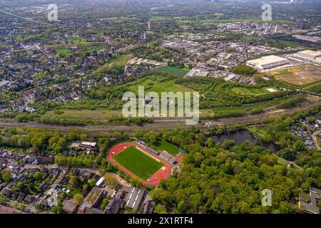 Luftbild, Zechengelände und historisches Zechenfördergerüst Schacht 1 Zeche Sterkrade, Bahngleise und Güterzug, Gewerbegebiet, unten der Volkspark Sterkrade mit Fußballstadion und LeichtathletikStadion Sterkrade des FC Sterkrade 72 e.V., Schwarze Heide, Oberhausen, Ruhrgebiet, Nordrhein-Westfalen, Deutschland ACHTUNGxMINDESTHONORARx60xEURO *** Luftansicht, Zeche und historischer Grubenkopfrahmen des Bergwerks Sterkrade, Eisenbahngleise und Güterzug, Industriegebiet, unterhalb des Volkspark Sterkrade mit Fußballstadion und Leichtathletikstadion Sterkrade des FC Sterkrade 72 e V, Schwarze Heide, OBE Stockfoto