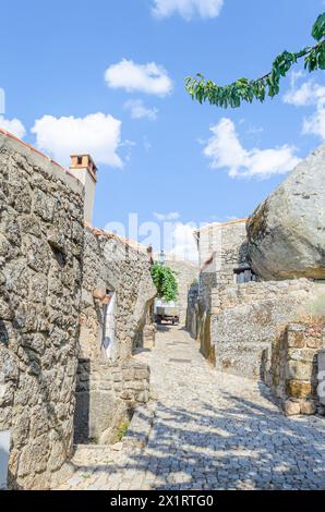 Monsanto ist ein mittelalterliches Dorf, das als das portugiesischste Dorf Portugals bezeichnet wird Stockfoto