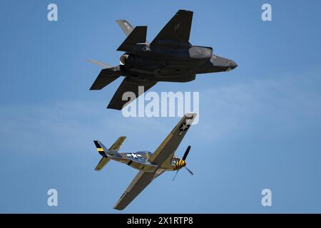 Ein P-51 Mustang fliegt in Formation mit Kapitän Melanie „mach“ Kluesner, Pilotin und Kommandant des F-35A Lightning II Demonstration Teams, während der SONNE UND SPASS Stockfoto