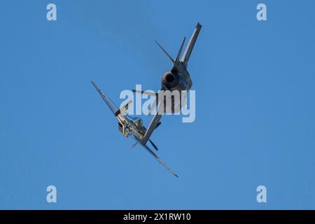 Ein P-51 Mustang fliegt in Formation mit Kapitän Melanie „mach“ Kluesner, Pilotin und Kommandant des F-35A Lightning II Demonstration Teams, während der SONNE UND SPASS Stockfoto