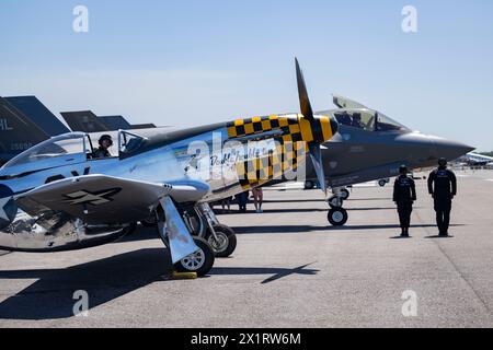 Ein P-51 Mustang sitzt in Formation mit Kapitän Melanie „mach“ Kluesner, Pilotin und Kommandant des F-35A Lightning II Demonstration Teams, während der SONNE 'n SPASS Stockfoto