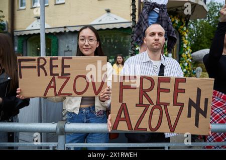 Junge asiatische Frau und ukrainischer Mann demonstrieren für die Freilassung der gefangenen Verteidiger von Mariupol mit den Bannern „Free Asov“. Kiew - 14. April 2024 Stockfoto