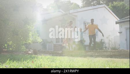Afroamerikanische Familie geht draußen und hält die Hände Stockfoto