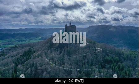 Luftaufnahme Burg Hohenzollern, Stammburg des Fürstengeschlechts und ehemals regierenden preußischen Königs- und deutschen Kaiserhauses der Hohenzollern, Bisingen, Zollernalbkreis, Schwäbische Alb, Baden-Württemberg, Deurtschland *** aus der Vogelperspektive von Schloss Hohenzollern, Stammburg der preußischen Königsfamilie und ehemaliger herrschender preußischer König und deutsches Kaiserhaus Hohenzollern, Bisingen, Zollernalbkreis, Schwäbische Alb, Baden Württemberg, Deutschland Stockfoto