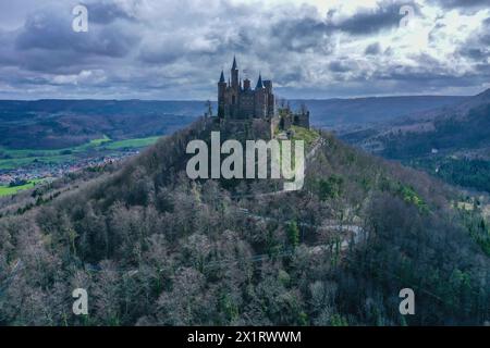 Luftaufnahme Burg Hohenzollern, Stammburg des Fürstengeschlechts und ehemals regierenden preußischen Königs- und deutschen Kaiserhauses der Hohenzollern, Bisingen, Zollernalbkreis, Schwäbische Alb, Baden-Württemberg, Deurtschland *** aus der Vogelperspektive von Schloss Hohenzollern, Stammburg der preußischen Königsfamilie und ehemaliger herrschender preußischer König und deutsches Kaiserhaus Hohenzollern, Bisingen, Zollernalbkreis, Schwäbische Alb, Baden Württemberg, Deutschland Stockfoto