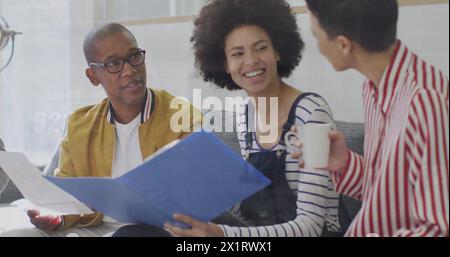 Verschiedene Teams diskutieren Geschäftspapiere und tauschen Ideen aus Stockfoto