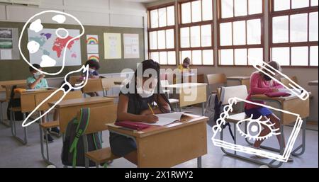 In der Schule konzentriert sich eine Gruppe junger Schüler auf ihre Arbeit Stockfoto