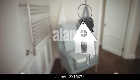 Der Schlüsselanhänger in Form eines Hauses an den Schlüsseln impliziert den Besitz eines Hauses Stockfoto