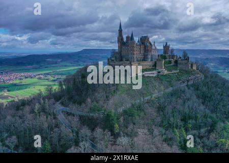 Luftaufnahme Burg Hohenzollern, Stammburg des Fürstengeschlechts und ehemals regierenden preußischen Königs- und deutschen Kaiserhauses der Hohenzollern, Bisingen, Zollernalbkreis, Schwäbische Alb, Baden-Württemberg, Deurtschland *** aus der Vogelperspektive von Schloss Hohenzollern, Stammburg der preußischen Königsfamilie und ehemaliger herrschender preußischer König und deutsches Kaiserhaus Hohenzollern, Bisingen, Zollernalbkreis, Schwäbische Alb, Baden Württemberg, Deutschland Stockfoto