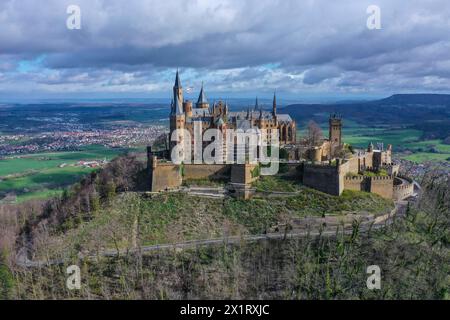 Luftaufnahme Burg Hohenzollern, Stammburg des Fürstengeschlechts und ehemals regierenden preußischen Königs- und deutschen Kaiserhauses der Hohenzollern, Bisingen, Zollernalbkreis, Schwäbische Alb, Baden-Württemberg, Deurtschland *** aus der Vogelperspektive von Schloss Hohenzollern, Stammburg der preußischen Königsfamilie und ehemaliger herrschender preußischer König und deutsches Kaiserhaus Hohenzollern, Bisingen, Zollernalbkreis, Schwäbische Alb, Baden Württemberg, Deutschland Stockfoto