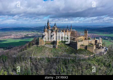 Luftaufnahme Burg Hohenzollern, Stammburg des Fürstengeschlechts und ehemals regierenden preußischen Königs- und deutschen Kaiserhauses der Hohenzollern, Bisingen, Zollernalbkreis, Schwäbische Alb, Baden-Württemberg, Deurtschland *** aus der Vogelperspektive von Schloss Hohenzollern, Stammburg der preußischen Königsfamilie und ehemaliger herrschender preußischer König und deutsches Kaiserhaus Hohenzollern, Bisingen, Zollernalbkreis, Schwäbische Alb, Baden Württemberg, Deutschland Stockfoto