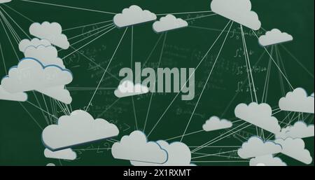 Mathematische Gleichungen an Bord mit oben verknüpften Wolkensymbolen. Stockfoto