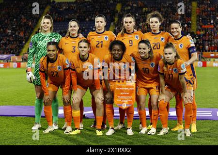 BREDA - Top-Reihe (l-r) Holland Torhüter Lize Kop, Caitlin Dijkstra aus Holland, Damaris Egurrola aus Holland, Romee Leuchter aus Holland, Dominique Janssen aus Holland, Sherida Spitse aus Holland. Erste Reihe (l-r) Esmee Brugts aus Holland, Kerstin Casparij aus Holland, Lineth Beerensteyn aus Holland, Danielle van de Donk aus Holland, Victoria Pelova aus Holland während des Qualifikationsspiels der Frauen in der Gruppe A1 zwischen den Niederlanden und Norwegen im Stadion Rat Verlegh am 9. April; 2024 in Breda, Niederlande. ANP | Hollandse Hoogte | MAURICE VAN STEEN Stockfoto