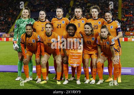 BREDA - Top-Reihe (l-r) Holland Torhüter Lize Kop, Caitlin Dijkstra aus Holland, Damaris Egurrola aus Holland, Romee Leuchter aus Holland, Dominique Janssen aus Holland, Sherida Spitse aus Holland. Erste Reihe (l-r) Esmee Brugts aus Holland, Kerstin Casparij aus Holland, Lineth Beerensteyn aus Holland, Danielle van de Donk aus Holland, Victoria Pelova aus Holland während des Qualifikationsspiels der Frauen in der Gruppe A1 zwischen den Niederlanden und Norwegen im Stadion Rat Verlegh am 9. April; 2024 in Breda, Niederlande. ANP | Hollandse Hoogte | MAURICE VAN STEEN Stockfoto